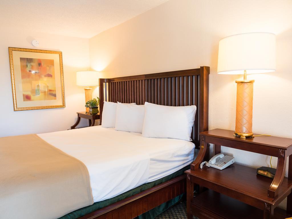 Quality Inn Tampa Lake Magdalene Extérieur photo