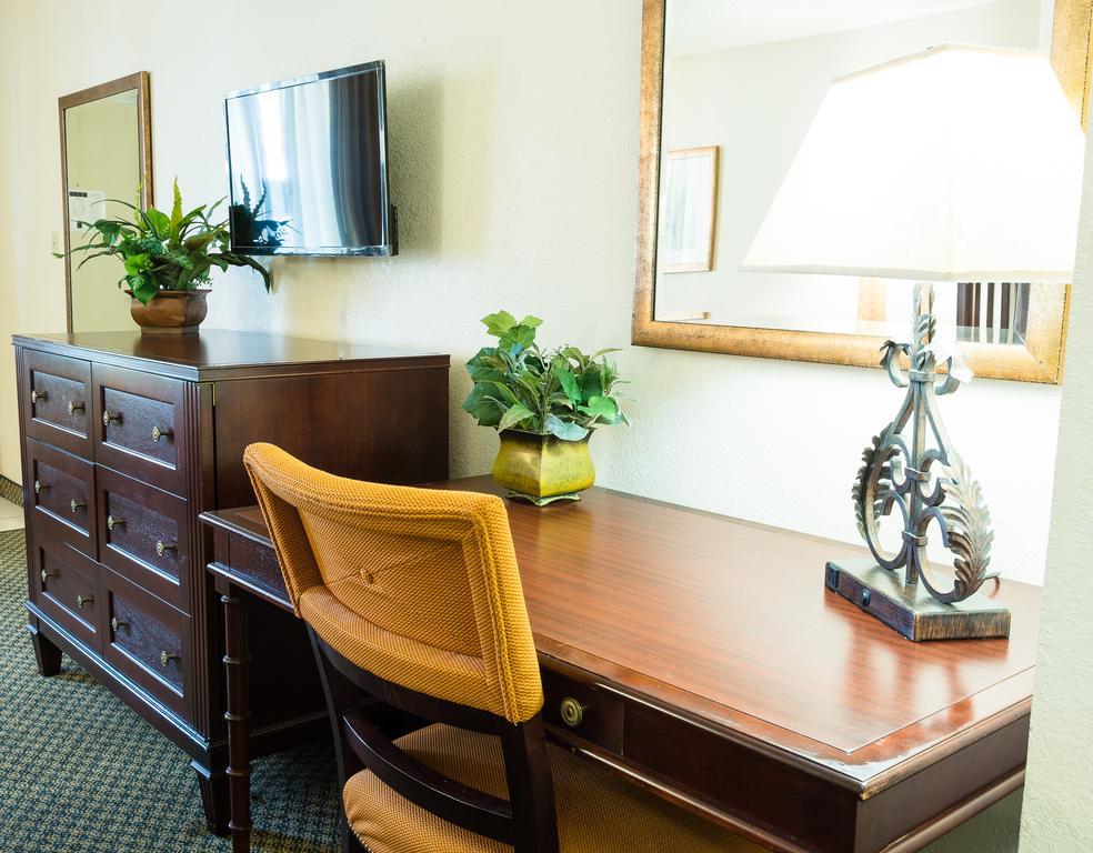 Quality Inn Tampa Lake Magdalene Extérieur photo