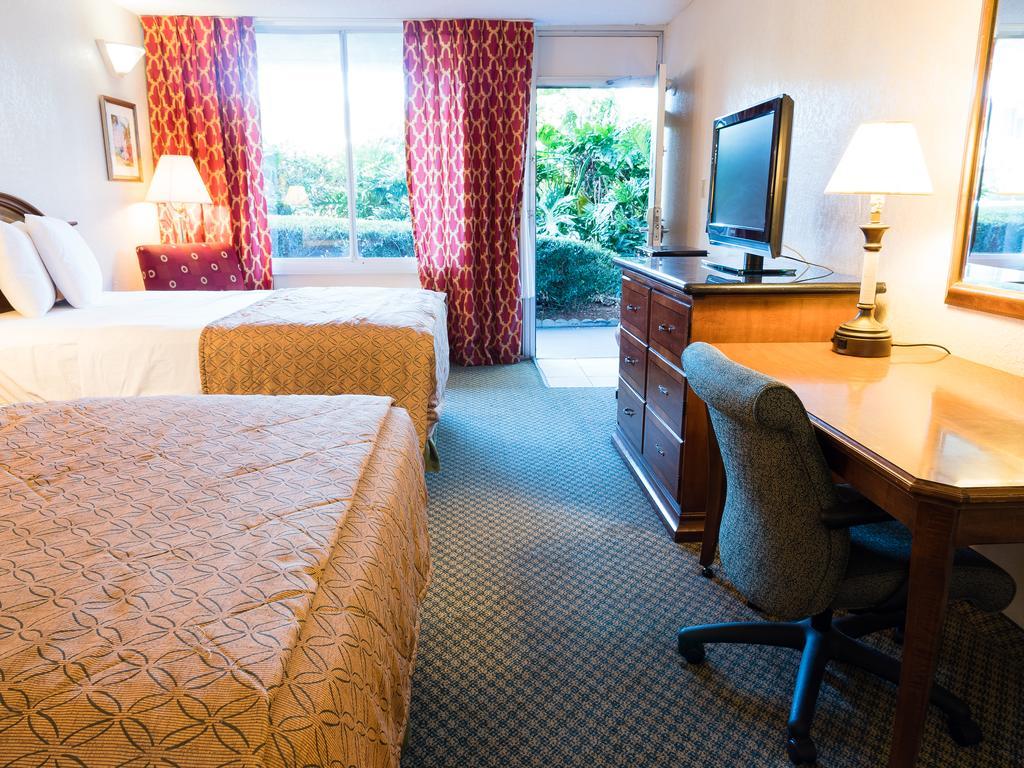 Quality Inn Tampa Lake Magdalene Extérieur photo