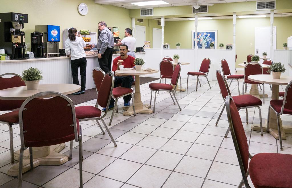 Quality Inn Tampa Lake Magdalene Extérieur photo